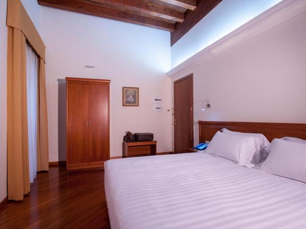 Hotel Flora : photo 2 de la chambre chambre double ou lits jumeaux - accessible aux personnes à mobilité réduite