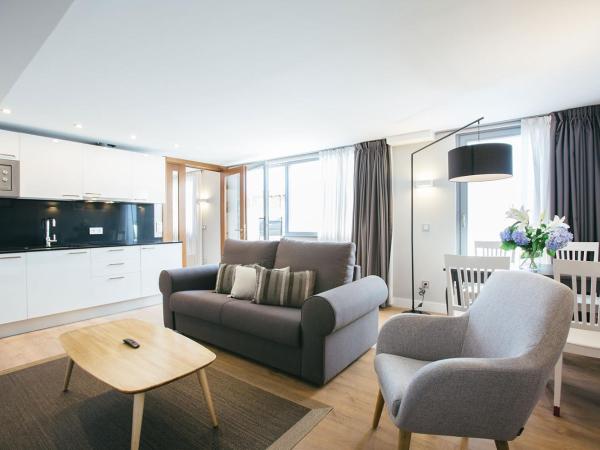 Legazpi Doce Rooms & Suites : photo 2 de la chambre appartement de grand standing avec terrasse