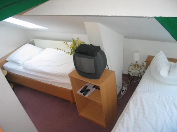 Adler Hotel Dresden : photo 4 de la chambre budget twin room with shared bathroom (no dogs allowed and no extrabed)