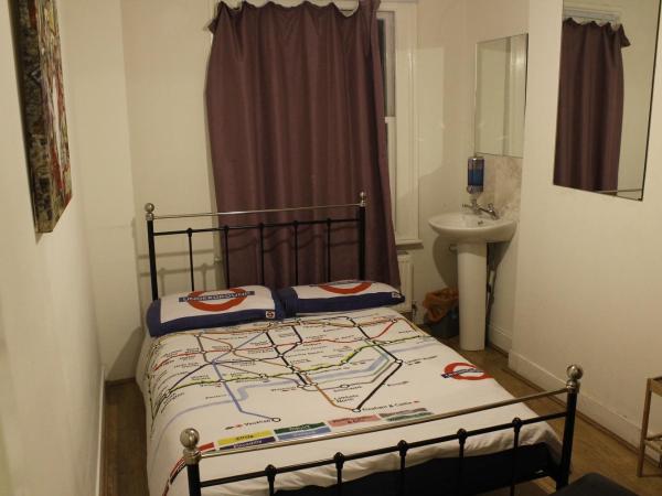 Saint James Backpackers : photo 1 de la chambre chambre double standard avec salle de bains commune