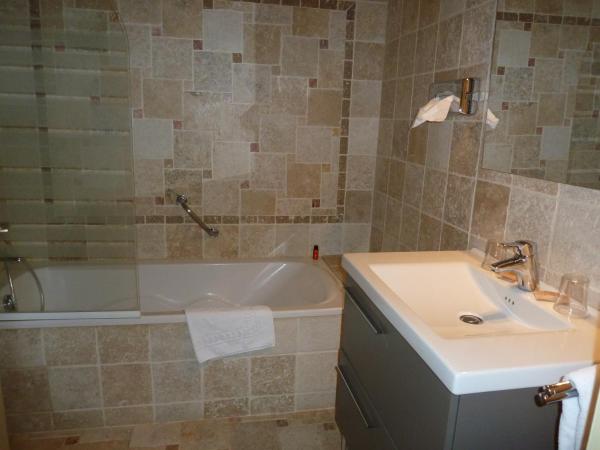 Le Castelet des Alpilles : photo 2 de la chambre chambre double standard avec baignoire