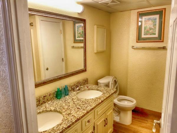 Luxurious Ocean Front Views from this 8th Floor Beach Retreat! : photo 10 de la chambre appartement 1 chambre
