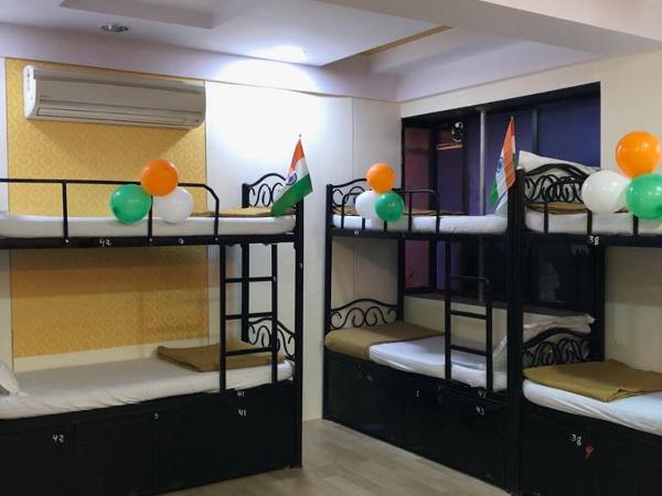 Bandra Dormitory : photo 2 de la chambre lit simple dans dortoir pour hommes avec salle de bains commune