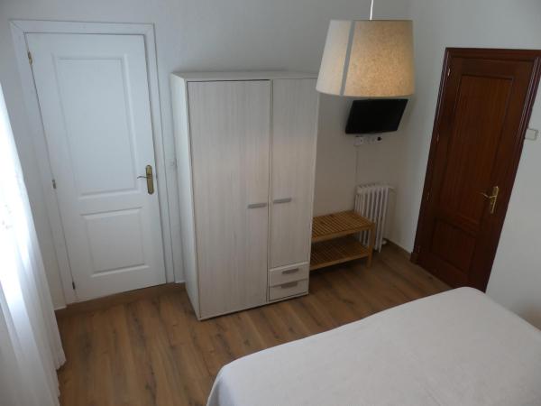 Hostal America : photo 5 de la chambre chambre double ou lits jumeaux