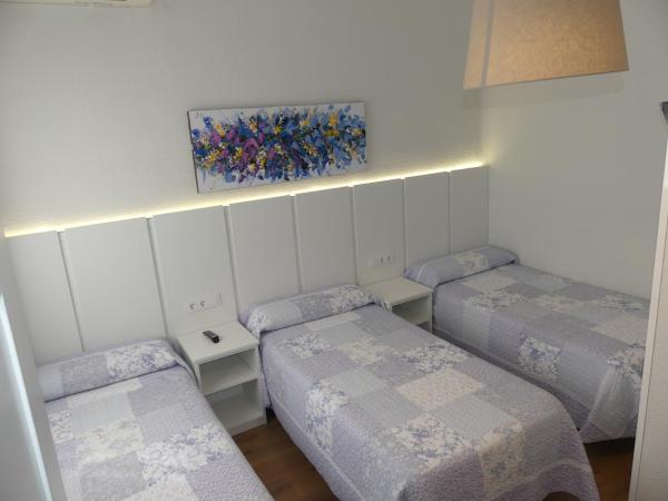 Hostal America : photo 1 de la chambre chambre triple