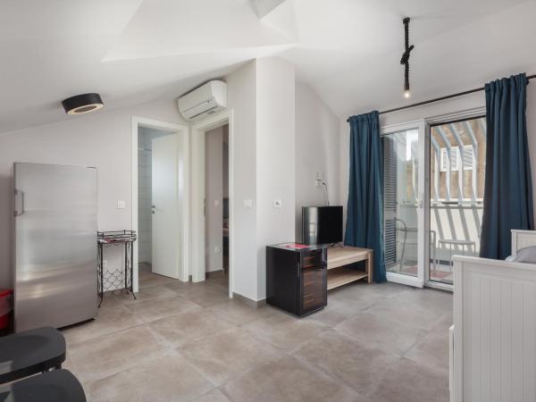 SUBTUB Hostel Makarska : photo 1 de la chambre chambre double deluxe avec balcon