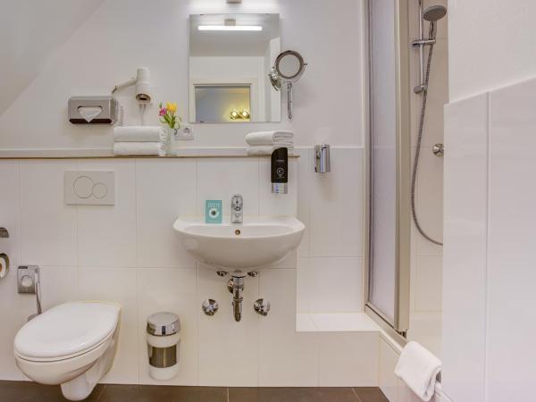 Hotel Atlanta : photo 4 de la chambre chambre simple avec salle de bains extérieure privative