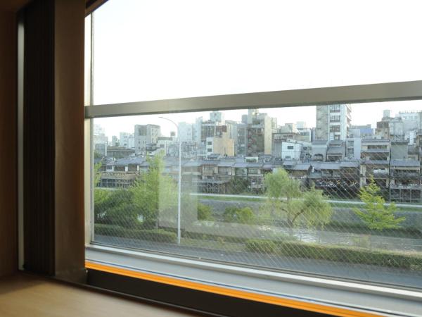 CAFETEL Kyoto Sanjo for Ladies : photo 9 de la chambre chambre triple avec salle de bains commune - réservée aux femmes