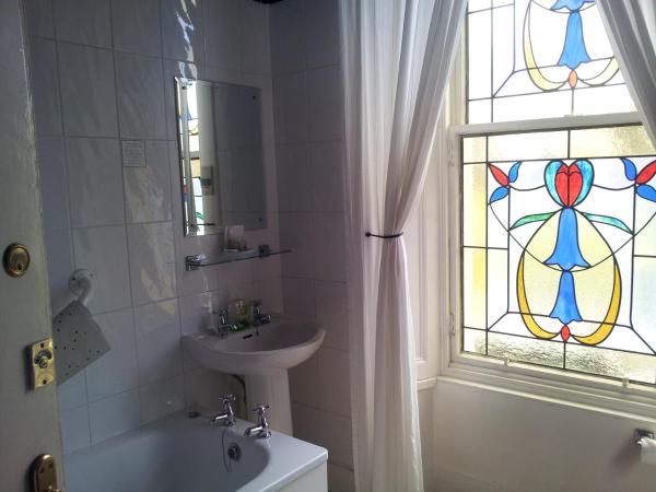 Mackenzie Guest house : photo 3 de la chambre chambre simple avec salle de bains privative séparée