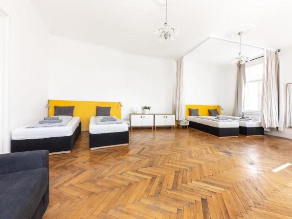 Jacob Brno : photo 3 de la chambre chambre familiale avec salle de bains commune