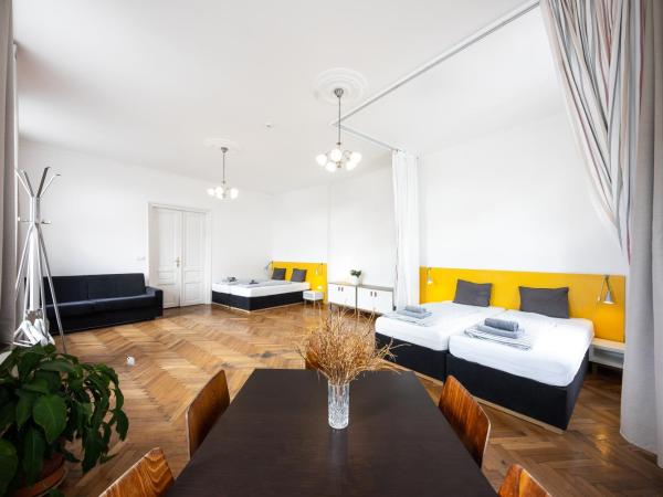 Jacob Brno : photo 1 de la chambre chambre familiale avec salle de bains commune