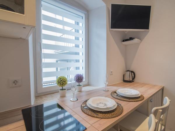 Leona Deluxe Apartments : photo 1 de la chambre chambre double