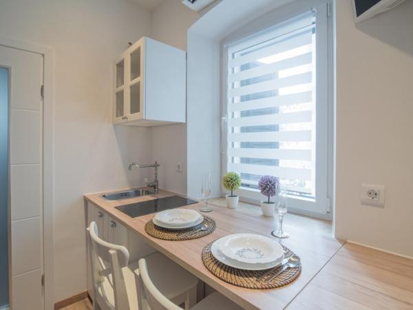 Leona Deluxe Apartments : photo 2 de la chambre chambre double