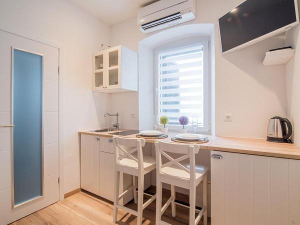 Leona Deluxe Apartments : photo 5 de la chambre chambre double