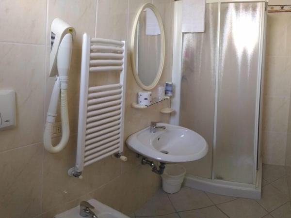 Hotel Prestige : photo 7 de la chambre chambre double avec balcon - vue sur jardin