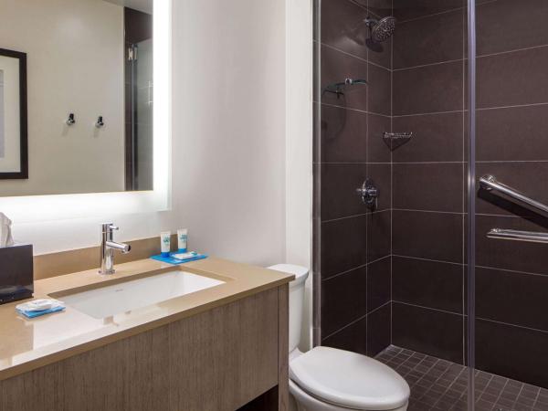 Hyatt House New Orleans Downtown : photo 6 de la chambre one-bedroom king suite with view and roll-in shower - disability access
