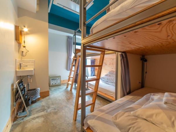 Wise Owl Hostels Shibuya : photo 9 de la chambre chambre quadruple avec salle de bains commune