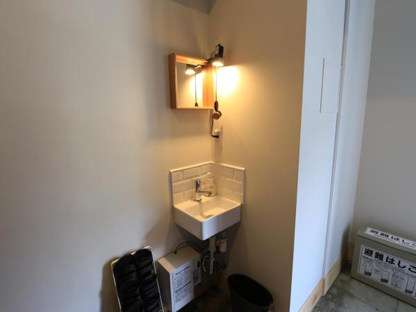 Wise Owl Hostels Shibuya : photo 2 de la chambre chambre quadruple avec salle de bains commune