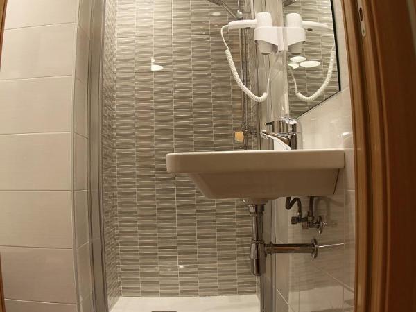 Hostal Mónaco : photo 4 de la chambre chambre double avec salle de bains privative