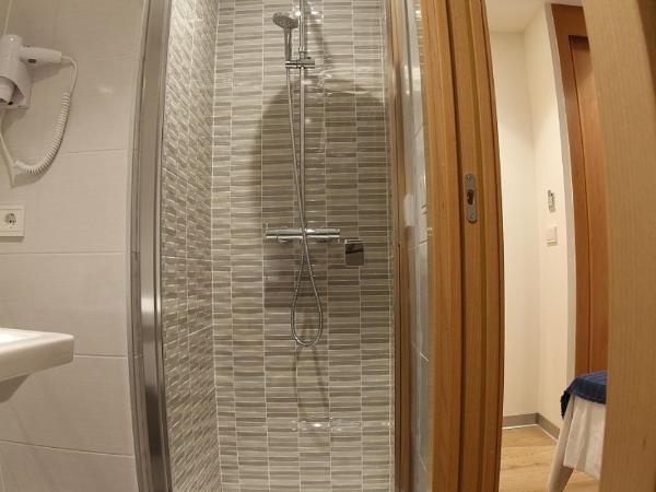 Hostal Mónaco : photo 2 de la chambre chambre double avec salle de bains privative