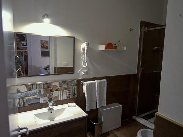 Palermo Gallery : photo 2 de la chambre chambre lit king-size avec baignoire spa