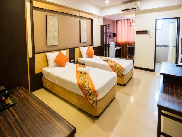 Sakulchai Place : photo 4 de la chambre chambre deluxe double ou lits jumeaux