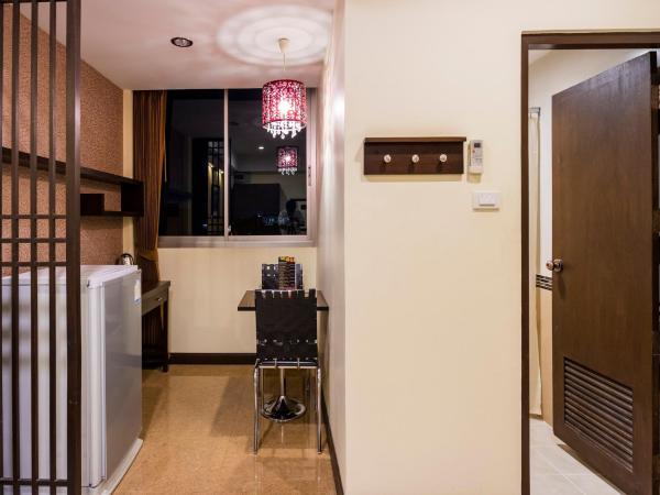 Sakulchai Place : photo 7 de la chambre chambre deluxe double ou lits jumeaux