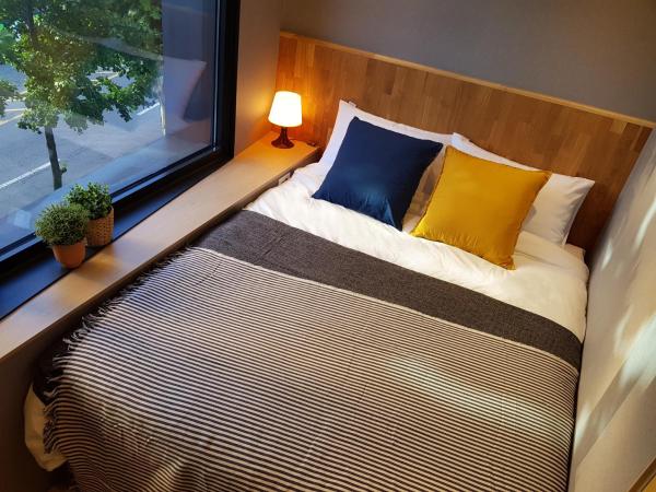 Hostel CLEO Seoul Hongdae : photo 5 de la chambre  chambre double avec salle de bains privative