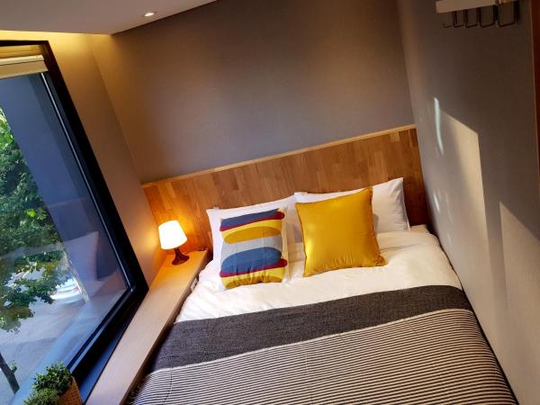 Hostel CLEO Seoul Hongdae : photo 8 de la chambre  chambre double avec salle de bains privative