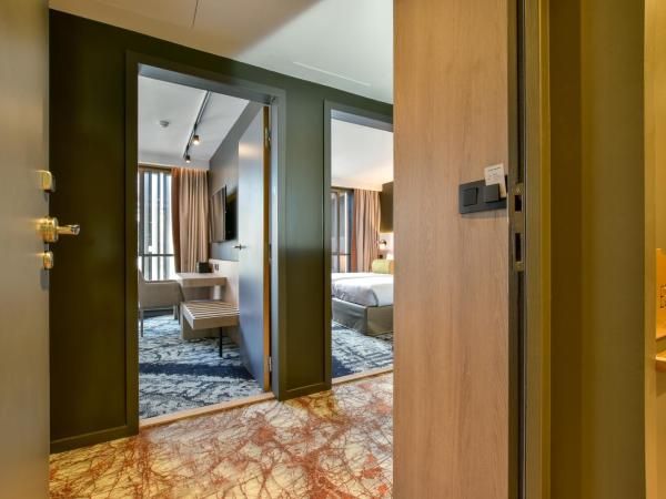 Hôtel B55 : photo 6 de la chambre chambre familiale avec douche 