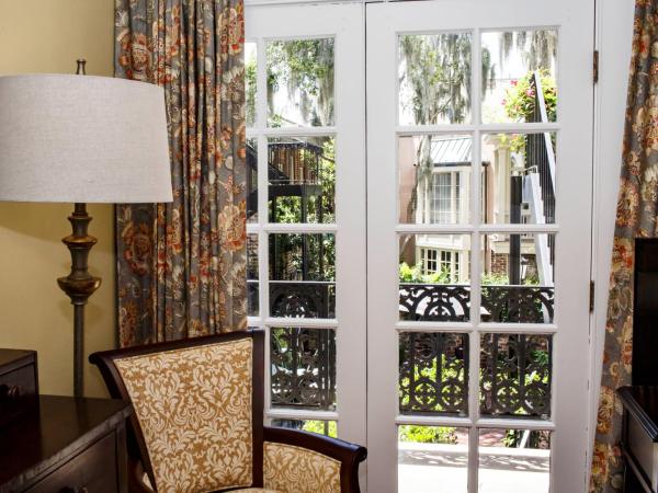 Eliza Thompson House, Historic Inns of Savannah Collection : photo 7 de la chambre chambre lit queen-size avec cour et jardin