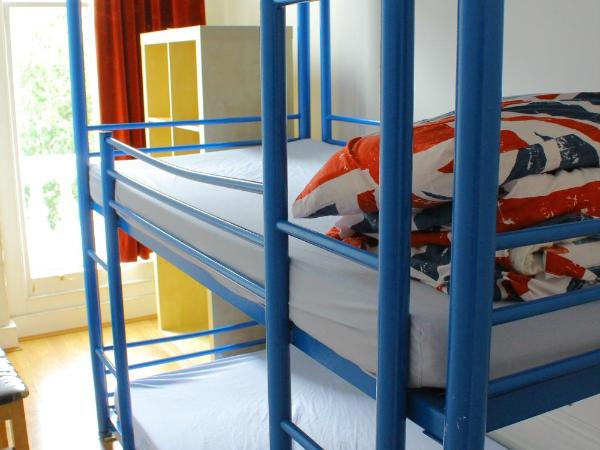 Saint James Backpackers : photo 2 de la chambre chambre triple avec salle de bains commune