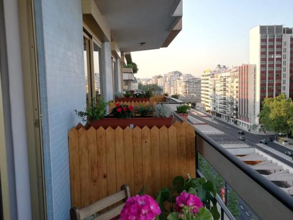 Republica83-Campo Pequeno Home : photo 10 de la chambre suite familiale avec balcon