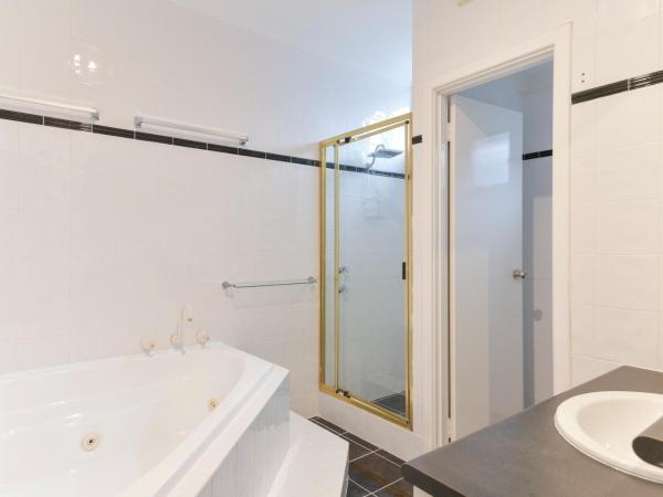 Platinum Motel : photo 3 de la chambre suite deluxe avec baignoire spa