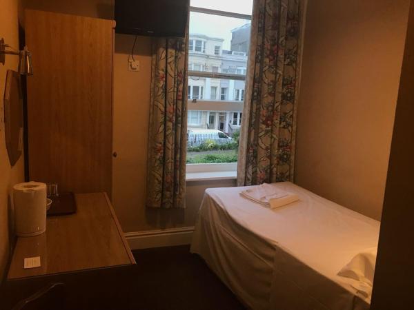 Ambassador Hotel : photo 4 de la chambre chambre simple avec salle de bains privative