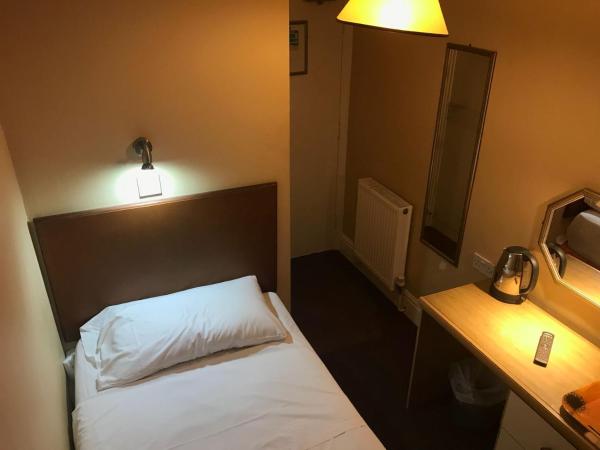 Ambassador Hotel : photo 3 de la chambre chambre simple avec salle de bains privative