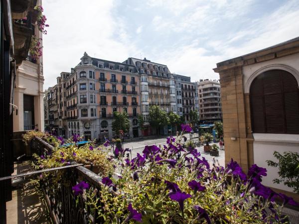 Aldamar : photo 5 de la chambre chambre double ou lits jumeaux avec balcon