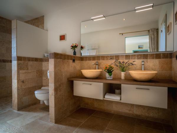 Les Trois Oliviers : photo 2 de la chambre chambre double deluxe avec douche