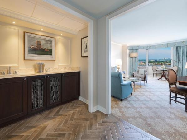 The Windsor Court : photo 7 de la chambre premium suite two queen bed