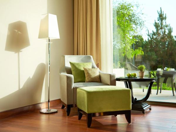 The Gateway Resort Damdama Lake : photo 1 de la chambre chambre de luxe avec lit king-size et vue sur le jardin