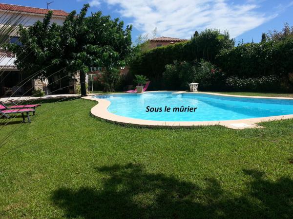 Sous le mûrier : photo 4 de la chambre chambre quadruple avec salle de bains privative séparée