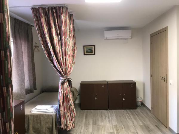 Hostal LIWI : photo 4 de la chambre lit simple dans dortoir pour femmes