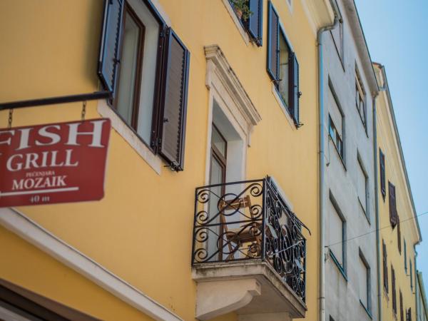 Leona Deluxe Apartments : photo 1 de la chambre appartement avec balcon