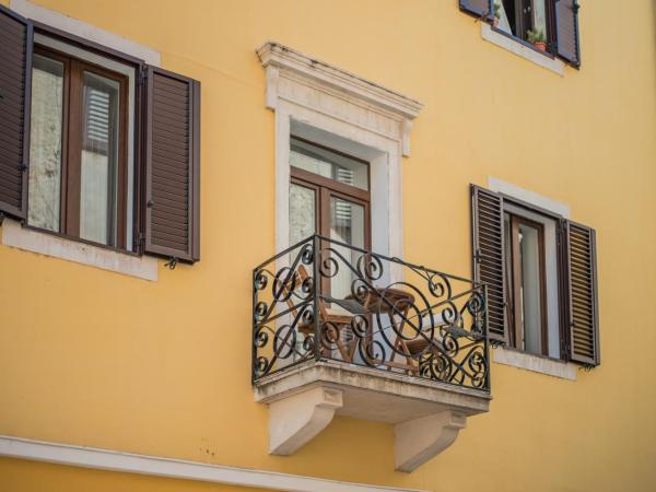 Leona Deluxe Apartments : photo 3 de la chambre appartement avec balcon