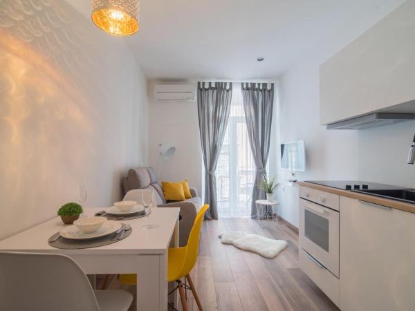 Leona Deluxe Apartments : photo 4 de la chambre appartement avec balcon