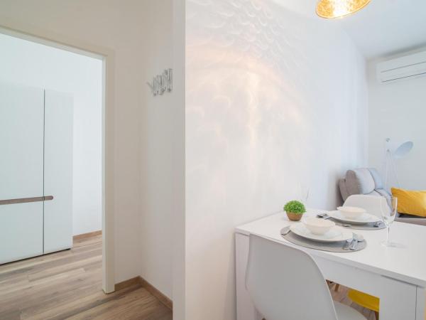 Leona Deluxe Apartments : photo 5 de la chambre appartement avec balcon