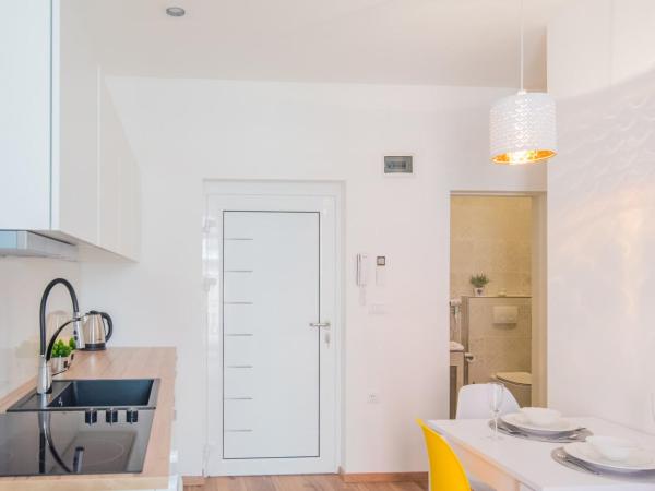 Leona Deluxe Apartments : photo 9 de la chambre appartement avec balcon