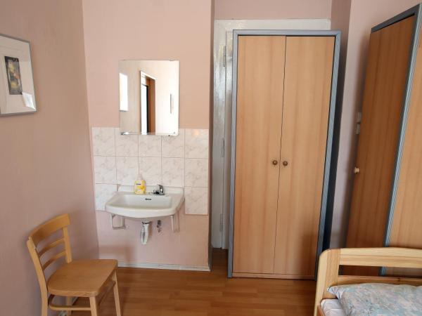 Hostel Dakura : photo 4 de la chambre appartement junior avec cuisine et salle de bains commune