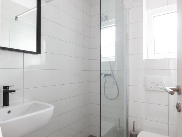 SUBTUB Hostel Makarska : photo 6 de la chambre chambre triple avec salle de bains privative