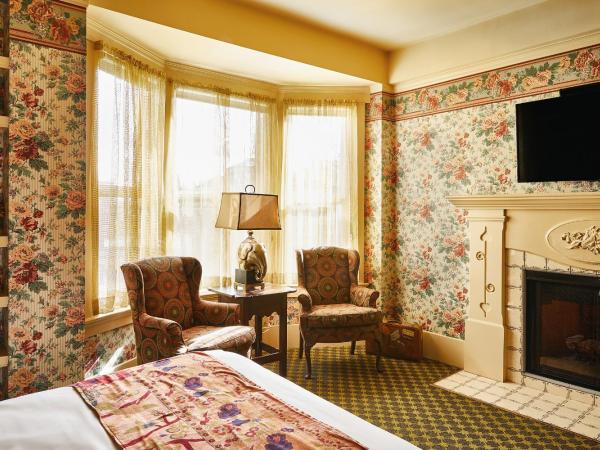 Petite Auberge : photo 4 de la chambre chambre lit queen-size avec cheminée